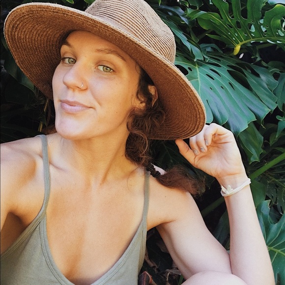 Hi, I’m Haley! 🌙 - Picture 1 of 6